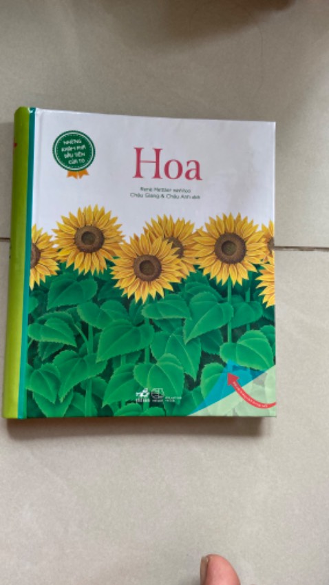 Sách màu quá đẹp, in giấy cứng, nội dung tuyệt vời, rất phù hợp với các bạn dạy theo pp Montessori