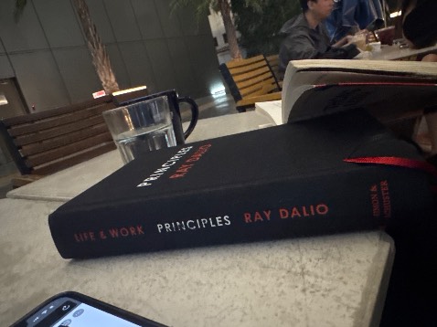 Sách mới nhận một ngày mà chữ in đã phai đi . Hàng đểu