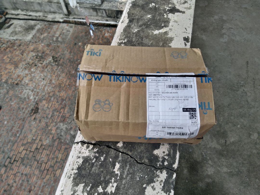 - Sách bị quăn ở góc trên bên trái, đằng sau. Tuy nhiên không để ý lắm vì mình chỉ tập trung vào nội dung, muốn có tài liệu để tiện tra cứu. 
Mua được giá 127k so với giá bìa là 199k. 
- Sách có bọc nilon cẩn thận.
- Rất yên tâm vì mua của Tiki Trading. Giao hàng sớm hơn 1 ngày so với dự kiến
=> Cuốn sách cần cho bất cứ ai muốn đầu tư tài chính chứ không riêng gì chứng khoán. Nếu thấy hữu ích hãy like, để lại quan điểm của bạn ở phía dưới để cùng thảo luận và để mọi người cùng tham khảo nhé! :; Thân ái.