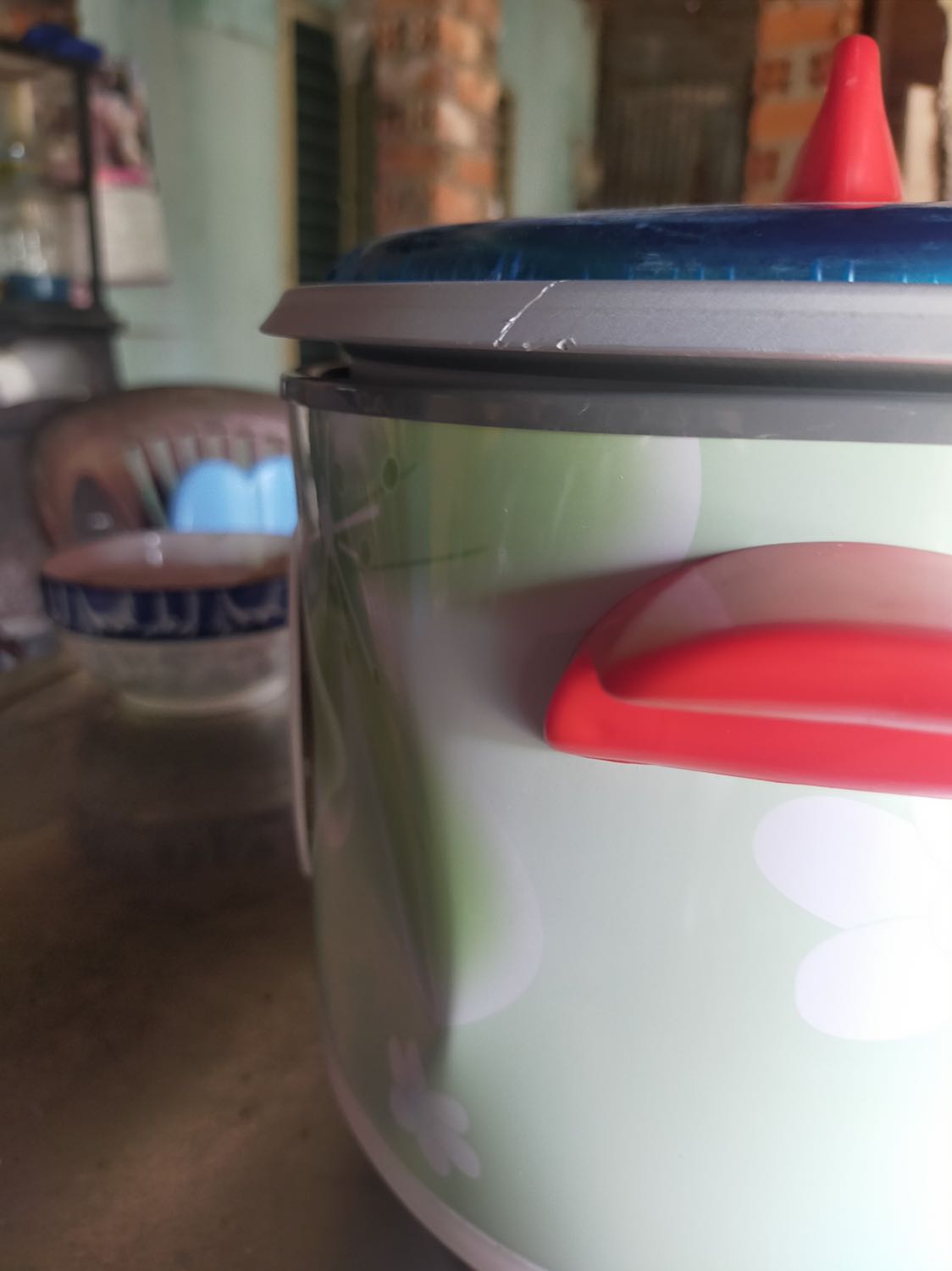 Nồi giao bị móp hết trơn.
Và để bị hở lên nó k khớp