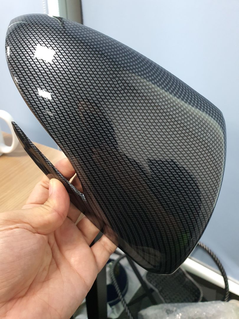 sản phẩm không đúng như hình quảng cáo. đây k phải là vân carbon mà là hình vân áo len thì đúng hơn