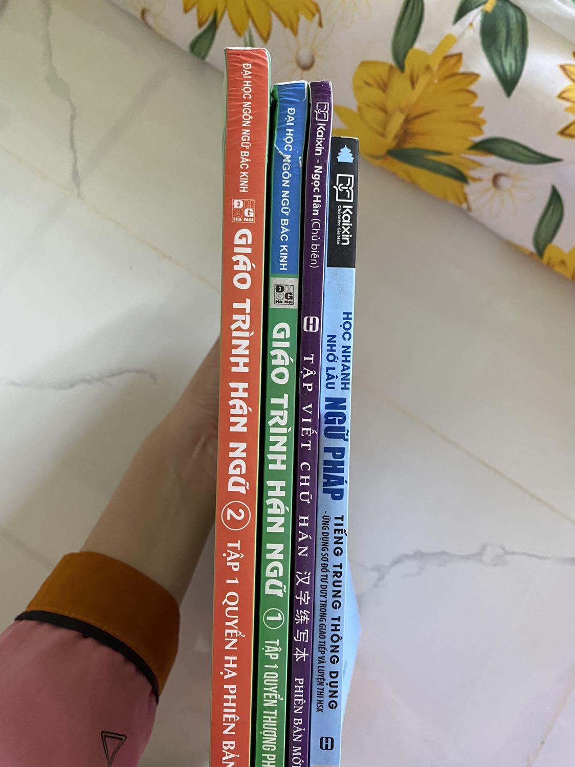 Gói hàng ẩu, sách không được bọc chống sốc. 
Chỉ có 4 cuốn sách vào cái hộp carton.

Mặc dù đã không còn giãn cách nhưng giao hàng rất lâu.
20/10 mình đặt hàng, dự kiến 29/10 giao nhưng đến 31/10 mình mới nhận được hàng