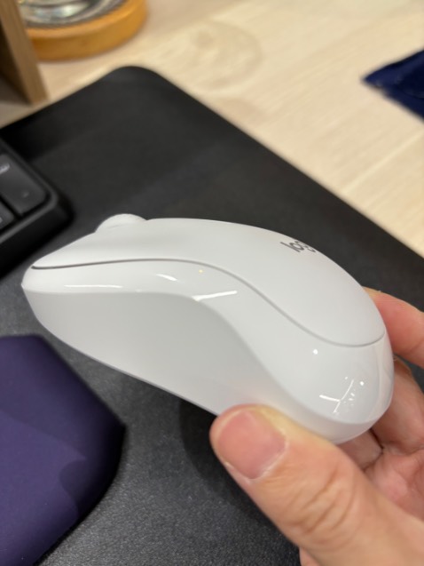 Di chuột mượt,êm, không tiếng ồn,thiết kế nhỏ gọn vừa tay,màu trắng siêu dễ thương, nói chung là hài lòng!