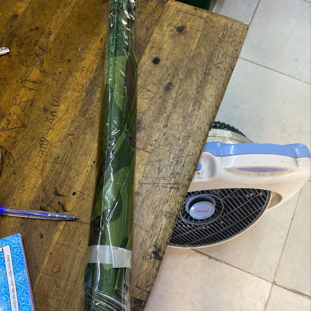 Sai mua dù 2 cây 7 màu , mà giao 1 cây lơn vây sốp