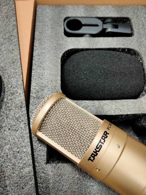 chịu thua mấy ông bà mua hàng thì không chịu đọc kỹ nội dung mô tả của shop, xong rồi về chê không phải lối. sản phẩm của hãng người ta sản xuất bộ sp đầy đủ chỉ có MIC + BÔNG LỌC + GIÁ KẸP MIC chứ làm gì có thêm dây hay đế đâu. Muốn có thì các ông phải mua thêm chứ. Cá nhân tôi thì đánh giá hàng chuẩn 5 sao, chính hãng, dùng kết hợp với sao cạc SCM1 của hãng, hát hay bao phê