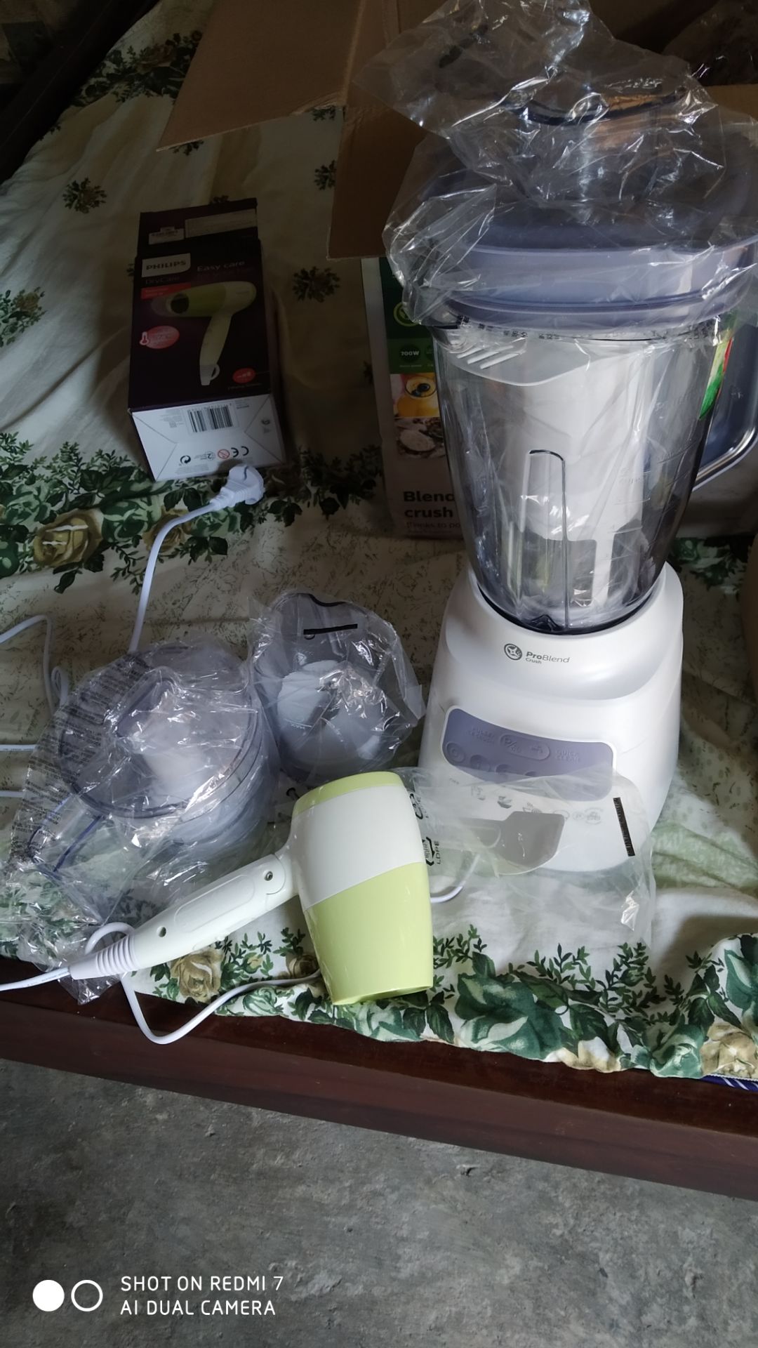 Đây là lần đầu tiên mình mua hàng điện tử trên Tiki và thực sự Tiki không làm mình thất vọng.
 Mình đặt hàng ngày 10/7 mà đến 13h 11/7 là anh shipper réo mình xuống lấy hàng ( mình ở Tây Ninh ). Nhanh đến mức không ngờ.
  Anh shipper thân thiện, nhiệt tình còn dặn mình nhớ quay lại quá trình khui hàng để nếu máy có vấn đề thì sẽ dễ đổi trả. 
  Về chất lượng máy thì quá ư là OK. Đóng gói chắc chắn, giấy bảo hành đầy đủ. Đợt mình mua có khuyến mãi máy sấy tóc  thì cảm nhận là máy gọn, nhẹ, gấp lại đc, tiếng chạy khá êm không chói tai, lưu ý phần điều chỉnh hướng có thể tháo ra đc làm bằng nhựa giòn nên dễ vỡ,nứt nhé các bạn. Mình mua có khuyến mãi chỉ  1199k thôi mà chất lượng cực kì ổn, ngư bên ngoài điện máy nha. Cho 5 sao từ vận chuyển đến chất lượng sản phẩm.