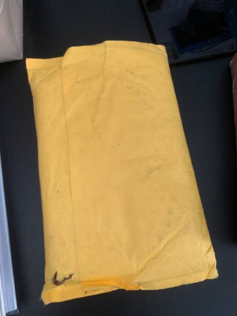 Hôm nay mình vừa nhận sách, bao ngoài bẩn quá không giống đang giao sách lắm. Góc bao có chỗ lủng và đen sẵn như hình. Mình mở ra xem để chắc chắn bên trong có vấn đề trước khi bên Tiki liên hệ đổi hàng. Comment này có thể sẽ bị ẩn nhưng hi vọng bên Tiki giải quyết sớm cho mình. Lần đầu tiên gặp trường hợp giao sách bẩn như vậy đến từ vị trí Tiki. Có thể hiểu do dịch tồn kho lâu nhưng góc sách biến dạng nên không cố cho qua được. Chờ phản hồi từ Tiki. Cảm ơn nhiều!