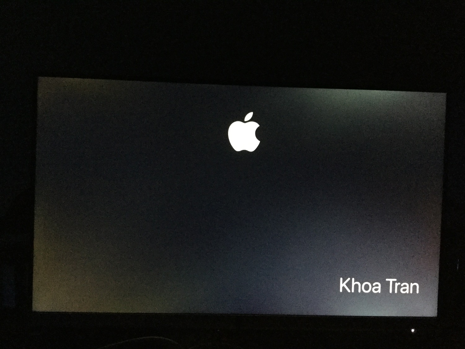 Nhìn cái seal không biết có phải nguyên seal của hp hay không. Màn hình bị hở sáng khá nặng.