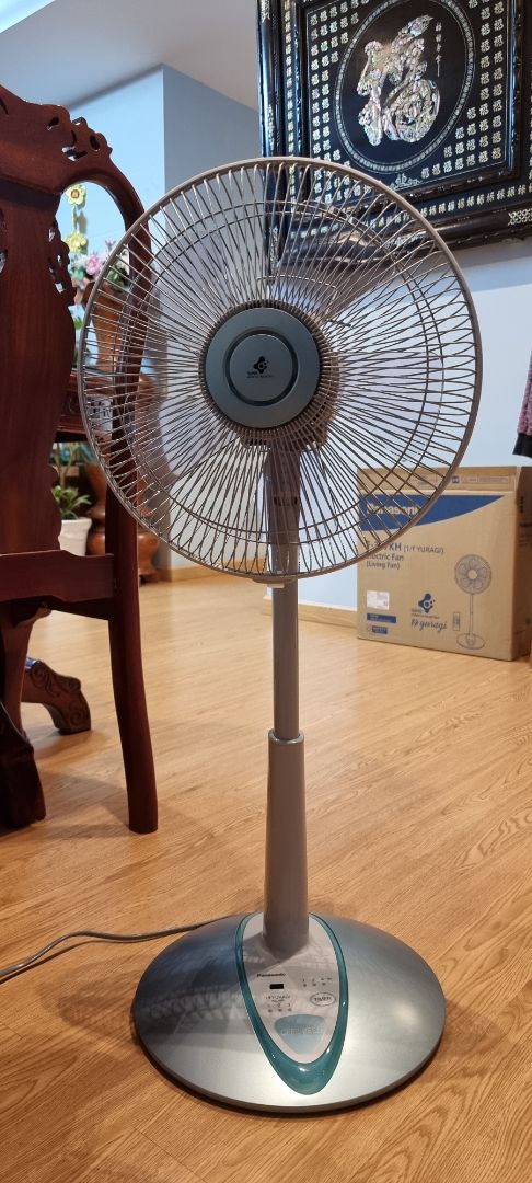 Sp đẹp, nhỏ gọn, chạy êm, điều khiển k có nút bấm quạt đứng/quay mà phải kéo nút phía trên thân quạt. Lưu ý cho những ai muốn mua quạt lớn thì nên cân nhắc vì thực tế quạt nhỏ hơn rất nhiều so với hình dung qua hình ảnh chụp sp (chỉ tương ứng quạt lửng). Tiki giao hàng siêu nhanh.