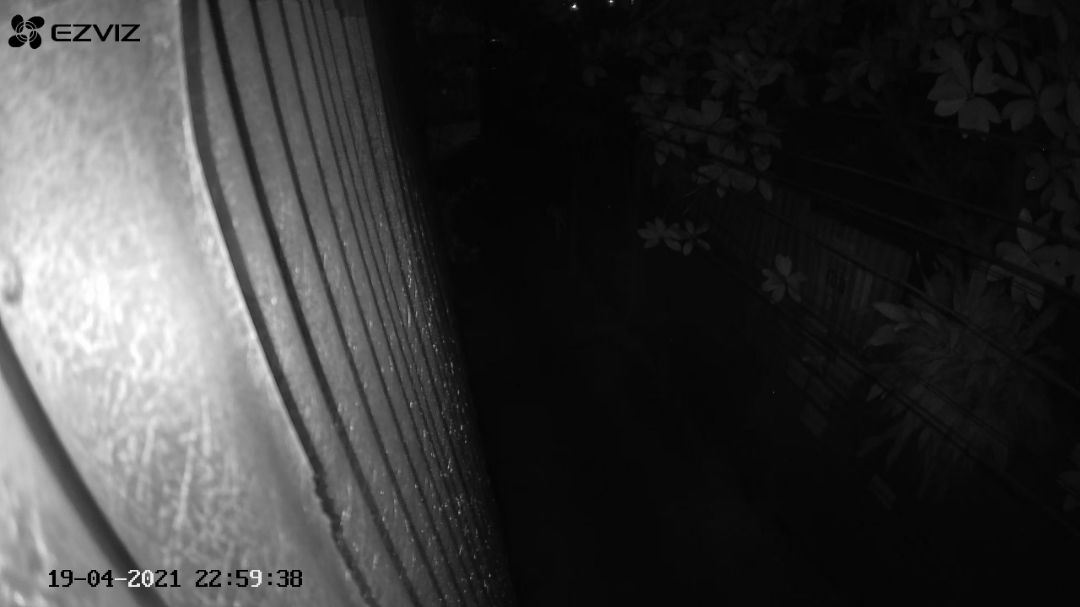 Mình mua C3W Pro, mọi thứ tốt trừ nhìn đêm và khả năng truy cập camera không ổn định.
- Để cài đặt hình ảnh mặc định (mức 6 brightness) khi nhìn đêm sẽ không thấy gì (tối thui). Phải tăng brightness lên tối đa mới thấy rõ, bù lại khi nhìn ngày hình ảnh sẽ bị cháy sáng ko nhìn được.
Không biết đây là lỗi hay tính năng nữa, thất vọng.
- Khả năng truy cập camera (cấu hình, xem video trên thẻ nhớ) không ổn định, cam hay bị offline.