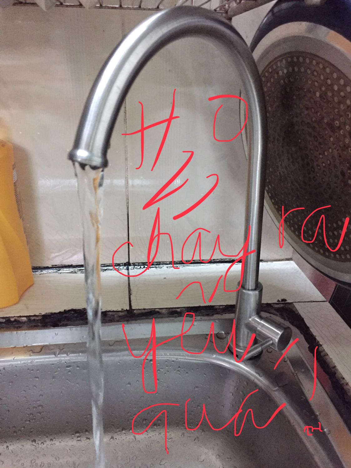 - Về hình dáng, sản phẩm đã nhận giống như quảng cáo. Tuy nhiên có 1 chỗ móp. 
- Về chất lượng lưu lượng nước, lượng nước chảy ra thực tế rất yếu. Có thể đây sản phẩm này bị lỗi ở khâu sản xuất. Nếu vậy chén bát rửa khó sạch, việc rửa mất nhiều thời gian, ảnh hưởng đến sức khỏe,... Phía shop có thể giúp chúng tôi đổi lại sản phẩm khác được không ạ? 
Rất mong nhận được sự giúp đỡ từ TIKI.