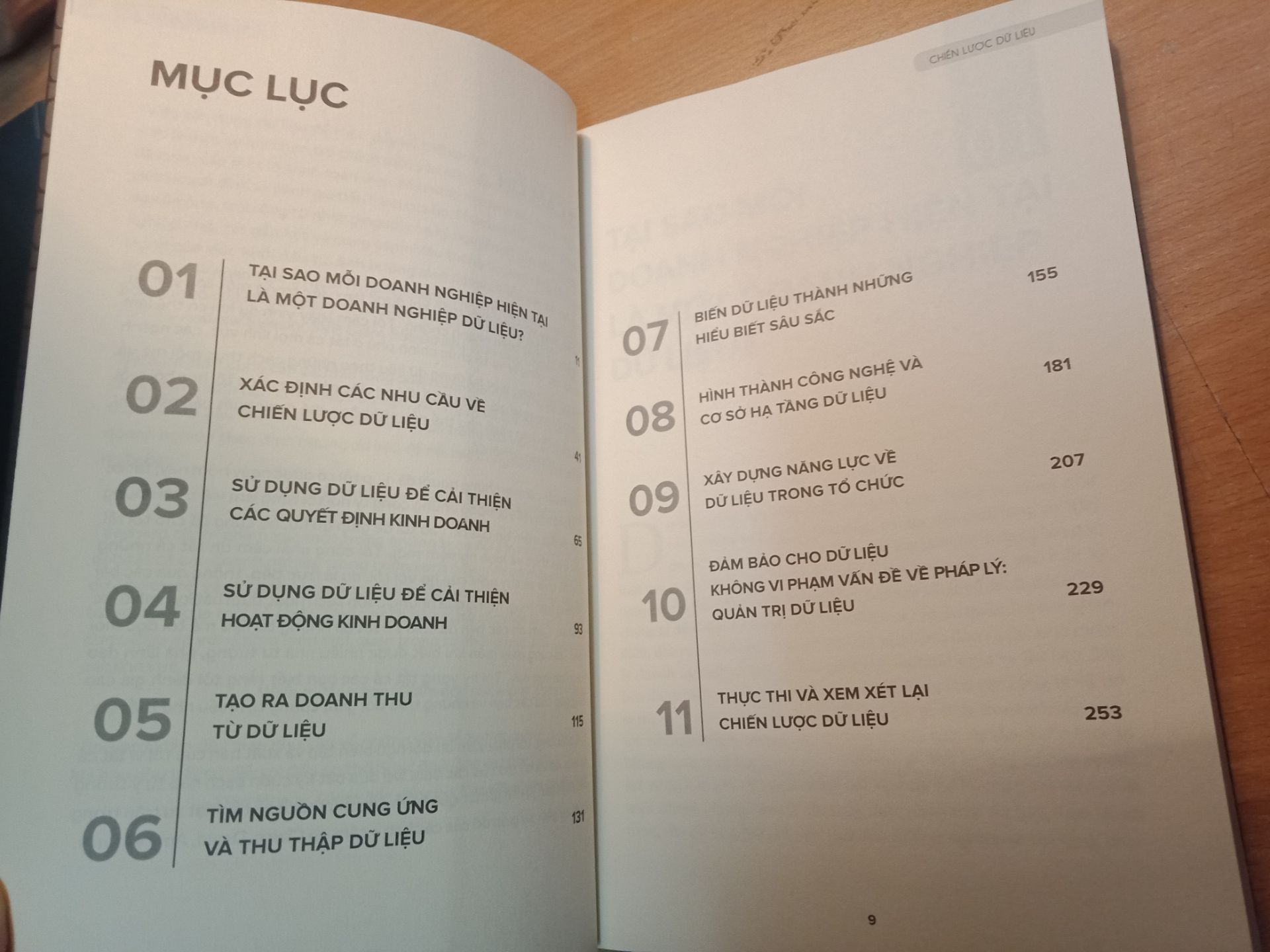 Tại sao cuốn sách là phù hợp cho các vị chủ tịch Tập đoàn:

Tác giả Bernard Marr - là một chuyên gia kinh tế nên góc nhìn của ông về dữ liệu là góc nhìn kinh doanh của một nhà đầu tư, hơn là một người làm công nghệ. Nội dung khá dễ hiểu, không quá hàn lâm. Các quyết định về việc đầu tư cho hạ tầng dữ liệu - loại tài sản mới cho doanh nghiệp, thường sẽ chỉ có hiệu quả từ trung đến dài hạn, nên nó nằm ở tầm chiến lược. Việc thay đổi văn hóa doanh nghiệp; từ quyết định cảm tính chuyển sang quyết định dựa trên số liệu, cũng chính là việc của những người đứng đầu tổ chức. Vì vậy cuốn sách này phù hợp với các chủ tịch, những người sẽ ra quyết định đầu tư chiến lược và quyết định về việc thay đổi văn hóa, mô hình kinh doanh của doanh nghiệp.