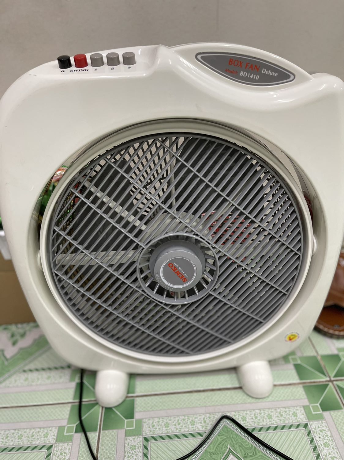 Quạt rất đẹp, gió mạnh chỉ là phía trên bị trầy nhiều giống như hàng đã sử dụng! Quạt rất đẹp, gió mạnh chỉ là phía trên bị trầy nhiều giống như hàng đã sử dụng!