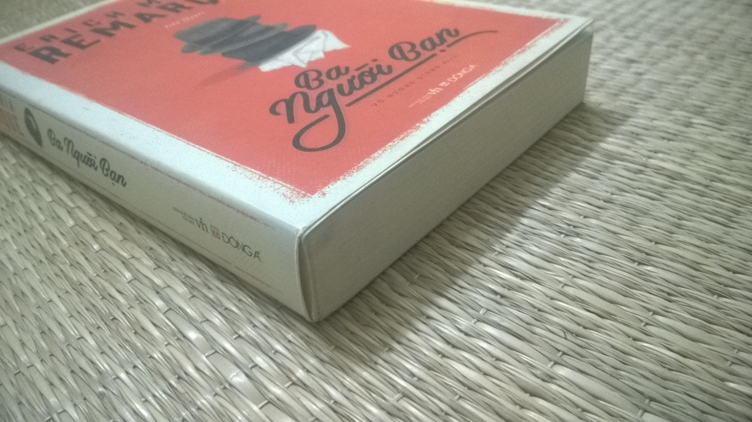 Một câu chuyện rất hay về tình bạn, tình yêu. Tác giả vẽ nên một khung cảnh chân thật đến lạ lùng về nước Đức thời kỳ hậu chiến tranh, nơi mà con người chật vật để sống. Ở đó, dù hoàn cảnh có thế nào, chúng ta vẫn có thể thấy được sự tồn tại của tình bạn chân thành đến không cần lời nói, tình yêu trong sáng không cầu vụ lợi.
Chất lượng sách rất ổn, thiết kế bìa đẹp.