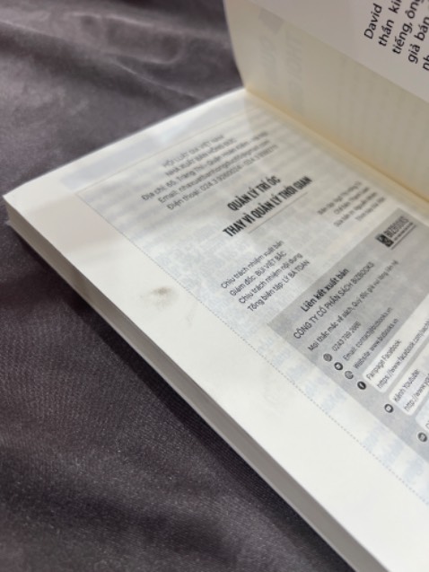 Sách ok,giao đúng hẹn, bọc sách ổn, dính dơ vân tay ở cuối sách hơi không hài lòng tí.