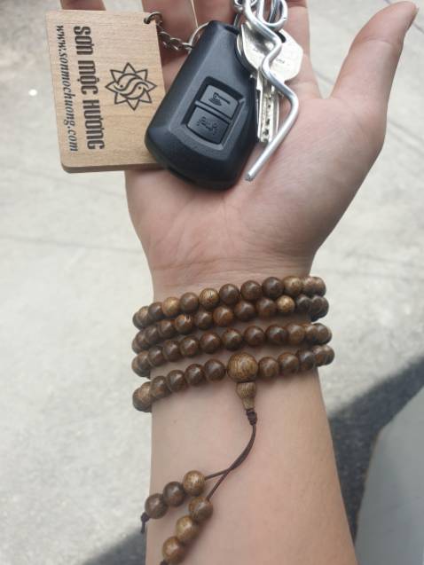 Giao hàng nhanh, có mùi thơm nhẹ, vòng đeo vừa tay, đẹp, shop có tặng thêm móc khóa sơn mộc hương
