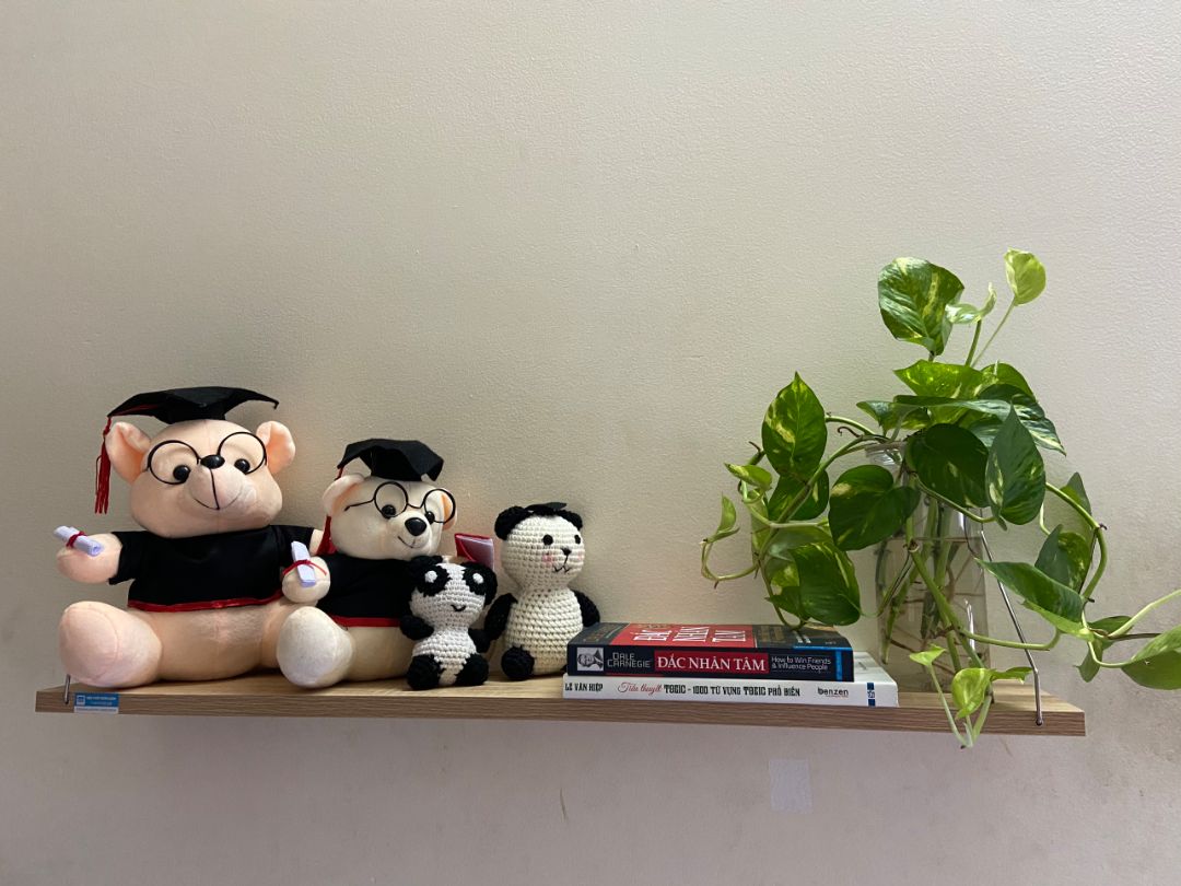 Sản phẩm giao đến đc đóng gói chắc chắn cẩn thận dù mình chỉ đặt có 1 kệ thôi. Trời mưa cũng không bị ướt kệ bên trong. Kệ giao kèm thì đầy đủ phụ kiện như đinh 4 chân, vít để khoan tường và còn đc tặng kèm miếng dán dùng để treo ở tường gạch men. Mình chỉ dùng 1 trong những loại trên nhưng shop gửi rất đầy đủ, mình sẽ dễ dàng lắp đặt trên từng loại tường và mục đích sử dụng. Nhà mình thì tường sơn bình thường nên mình chọn cách đóng đinh cái này thì rất tiện vì con gái hầu như ai cũng làm được. mình treo kệ k bị lệch hay đầu cao đầu thấp là nhờ cái thước thủy màu xanh shop gửi đó nha. kệ treo lên rất chắc chắn và đẹp nữa. mình thấy mặt sau của kệ cũng đc dán kín k lộ lõi gỗ nên rất an tâm vì mình sợ tường ẩm. Nói chung shop rất là very good, giao hàng nhanh-kệ đẹp-giá ok , cho shop 100 điểm. cuối tuần sẽ đặt thêm vài kệ nữa treo thêm