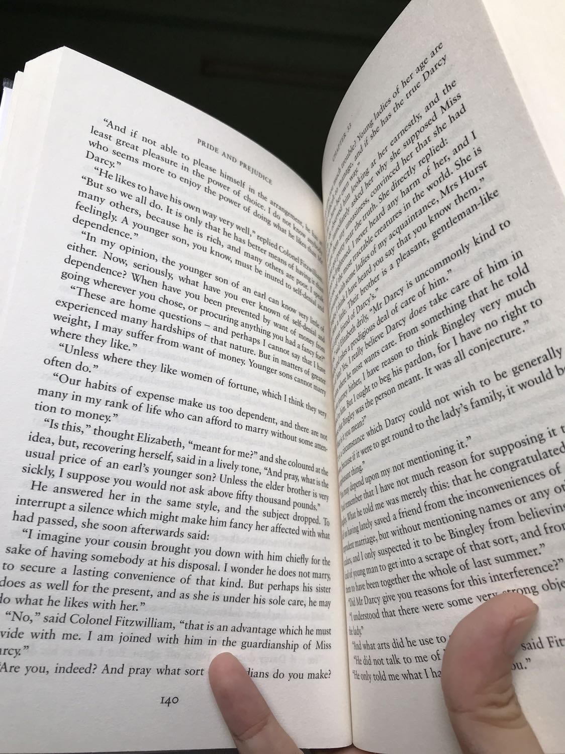 tuy hộp bị móp méo nhưng may sách bên trong vẫn nguyên vẹn, rất mới ko tì vết, lại còn được bọc plastic rất đẹp nữa. Giấy in màu sáng ánh xám nhẹ. Khổ sách vừa tay, chữ nhỏ cỡ size 9pt, rất hài lòng.