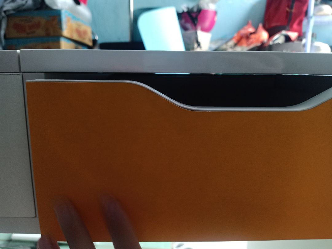 Ngăn kéo bị vào nước => phồng rộp=> do đóng gói không kĩ càng. Góp ý nên đóng gói kĩ vì chất chống nước không bao phủ hết bàn TĐ, vẫn có những phần gỗ lòi ra nên bao, gói kĩ những chỗ như vậy. còn bàn thì tạm được dù hơi xước nhưng phù hợp giá tiền, bảo quản kĩ thì chắc dùng cũng được lâu.