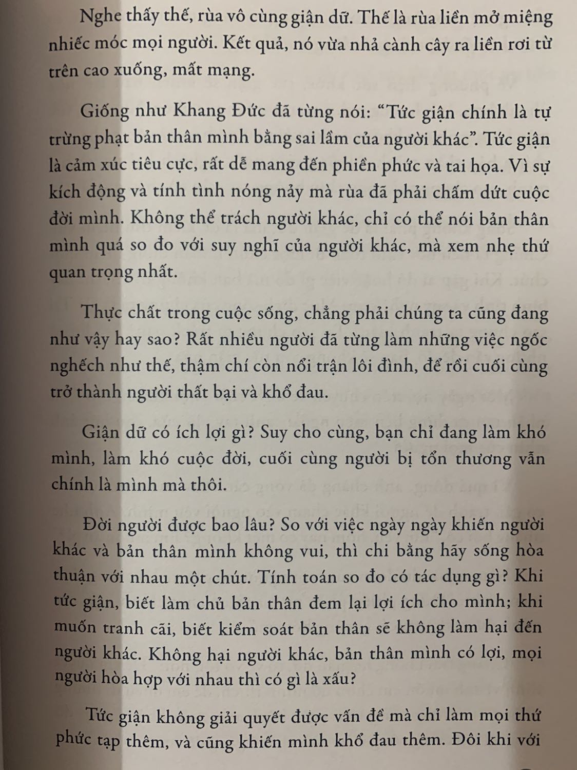 / tâm thái như thế nào thì bạn sẽ nhìn thấy phong cảnh như thế ấy. 1 cuốn sách self-help nhẹ nhàng nhưng rất tinh tế. Những ai gặp áp lực hay đang k vui thì hãy đọc cuốn này.
Đợt này mua hàng tiki có tặng 1 hộp bookmark rất dễ thương. Tiki giao hàng nhanh
