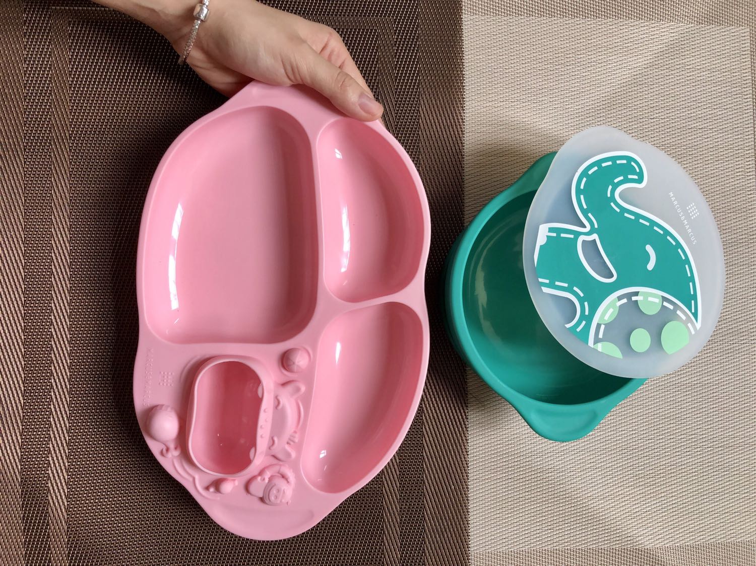 Bát rất dể thương, silicon dày dặn. Đế hít tốt. Yên tâm cho con sử dụng.