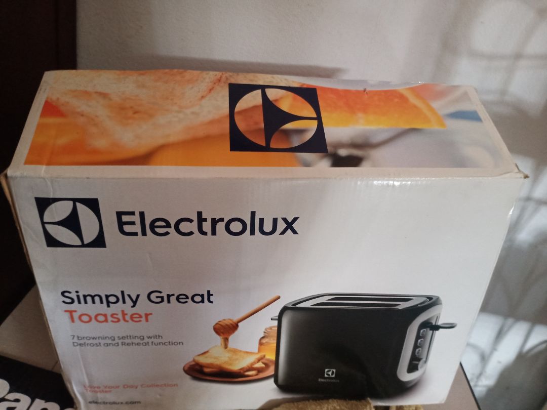 nhận máy nướng tuần trước bây giờ mới đánh giá.  
thực sự rất hài lòng với cách làm việc của tiki . thấy hàng có lỗi lập tức huỷ đơn và thông báo còn tặng kèm voucher giảm % . 
nên chọn mẫu này đặt hôm trc là hôm sau giao luôn cho mình.  máy đã sử dụng 4 -5 lần rất tuyệt. nướg bánh mì rất thơm và giòn.  
hoàn toàn hài lòng về shop cũng như Tiki