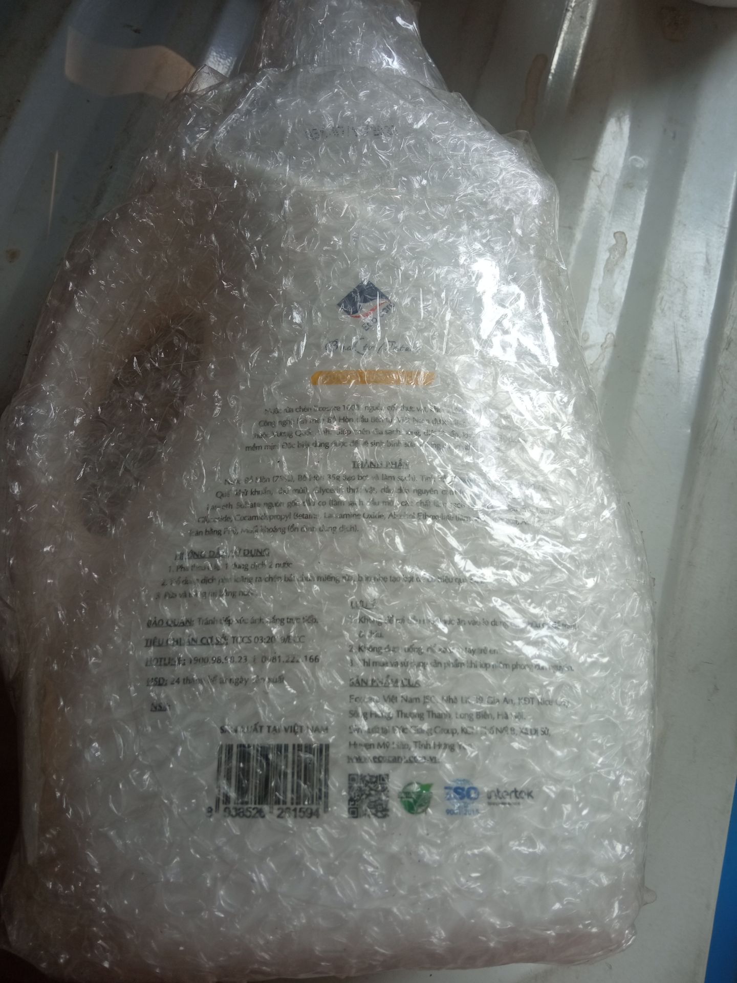 Tiki giao hàng nhanh, gói cẩn thận. Nước rửa chén mùi chanh gừng thơm. Rưả xong thâý da tay mềm không bị khô như dùng các dòng hoá chất khác. Sẽ tiếp tục ủng hộ Ecocare.