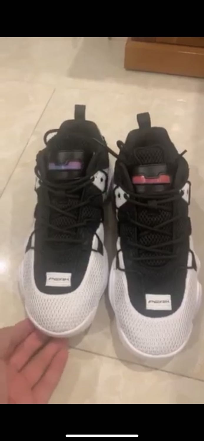 Giày vừa form chân, đế êm nhẹ, đóng gói cẩn thận. Còn tặng kèm cục slime để tập Taichi mỗi tội vận chuyển nên slime chảy ra r. May có túi nilon bọc ngoài nên k ảnh hưởng vào giày. Đôi thứ 3 mua của PEAK và vẫn hài lòng