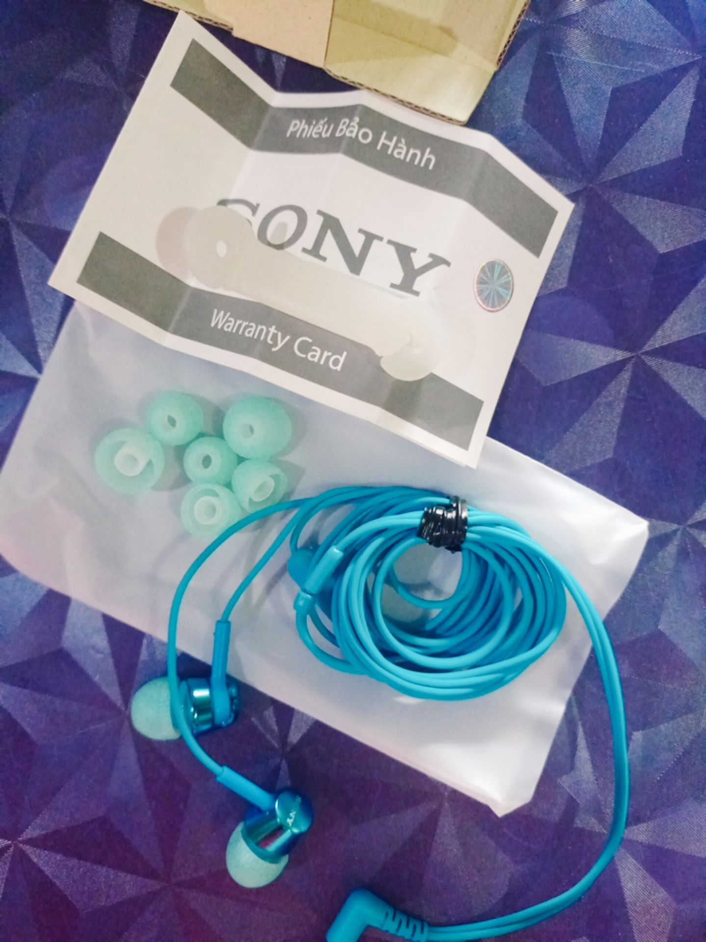 1. Tiki giao hàng nhanh nào giờ mình không bàn tới nữa nhưng vẩn ưng xỉu
2. Hàng mới, mới, mới huhu điều quan trọng nói 3 lần! Mình tưởng đâu mua về dạng hộp nhựa phèn như mấy tai nghe khác thui, ai dè có hộp dán tem các thứ quá trời ưng, đã thế còn là hàng mới xuất kho, cộng 10 điểm
3. Được kèm thêm 3 bộ mút nhét tai, cộng 10đ nữaaaaa
4. Chọn màu xanh ngọc là đúng đắn vì nó đẹp vl áu áu đặt đâu cũng không sợ kiếm không ra =))
5. Thiết kế tai nghe đeo vào tai chắc chắn, không rớt được, nhưng chất lượng âm thanh với mình thì bình thường, mà thôi có cái nghe là dc rồi =))
Dị đó xong 1 bài review chân thực từ mình =)) 1. Tiki giao hàng nhanh nào giờ mình không bàn tới nữa nhưng vẩn ưng xỉu
2. Hàng mới, mới, mới huhu điều quan trọng nói 3 lần! Mình tưởng đâu mua về dạng hộp nhựa phèn như mấy tai nghe khác thui, ai dè có hộp dán tem các thứ quá trời ưng, đã thế còn là hàng mới xuất kho, cộng 10 điểm
3. Được kèm thêm 3 bộ mút nhét tai, cộng 10đ nữaaaaa
4. Chọn màu xanh ngọc là đúng đắn vì nó đẹp vl áu áu đặt đâu cũng không sợ kiếm không ra =))
5. Thiết kế tai nghe đeo vào tai chắc chắn, không rớt được, nhưng chất lượng âm thanh với mình thì bình thường, mà thôi có cái nghe là dc rồi =))
Dị đó xong 1 bài review chân thực từ mình =))