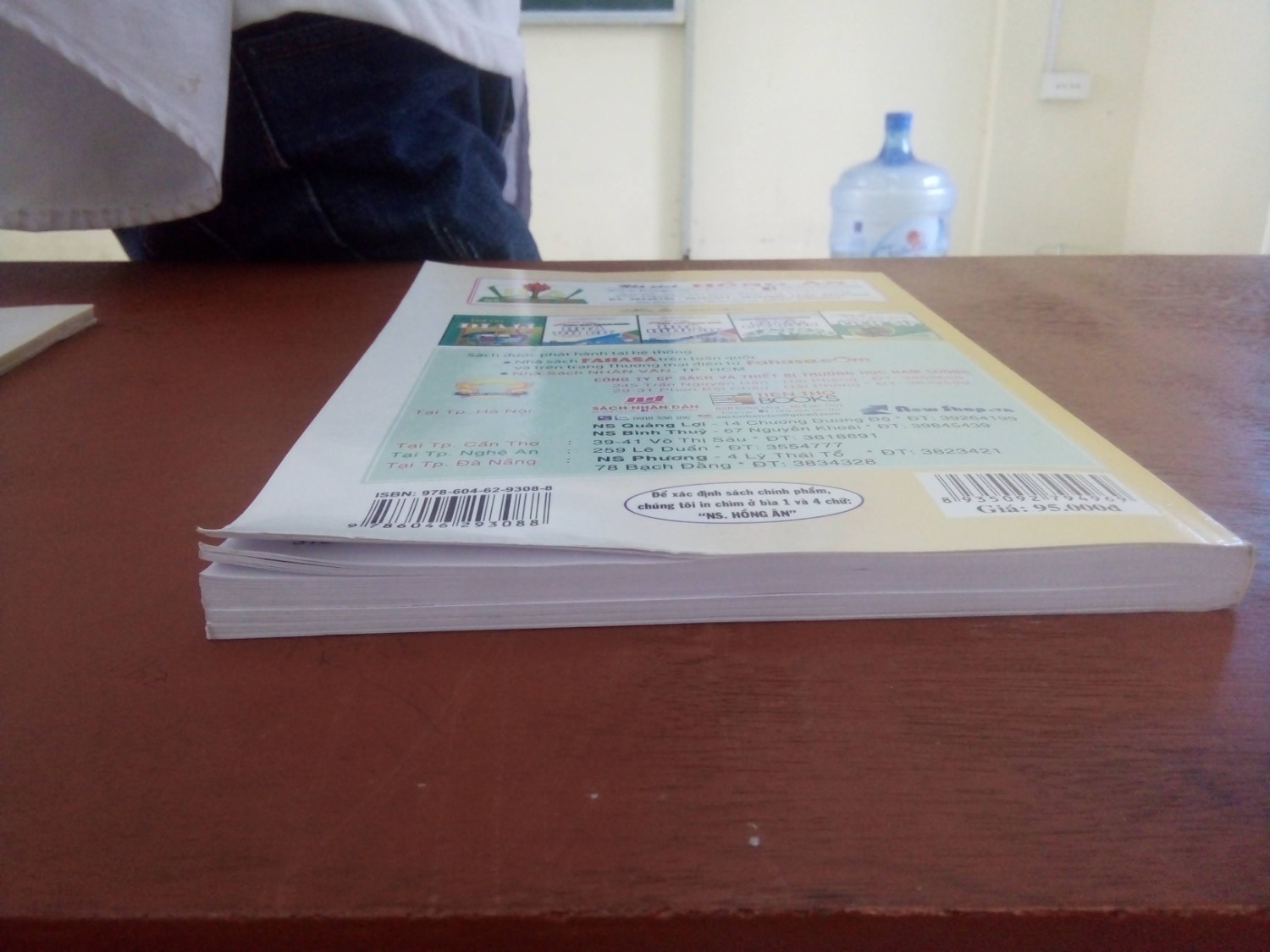 - Phần mép hơi vênh nhưng đè cái gì lên rồi để qua đêm sẽ uốn thẳng lại được.
- Bìa sáng, bóng, đẹp.
- Các trang xếp chưa đều nhau.
- Được cái bên trong nội dung trình bày tốt, kiểu chữ dễ nhìn.