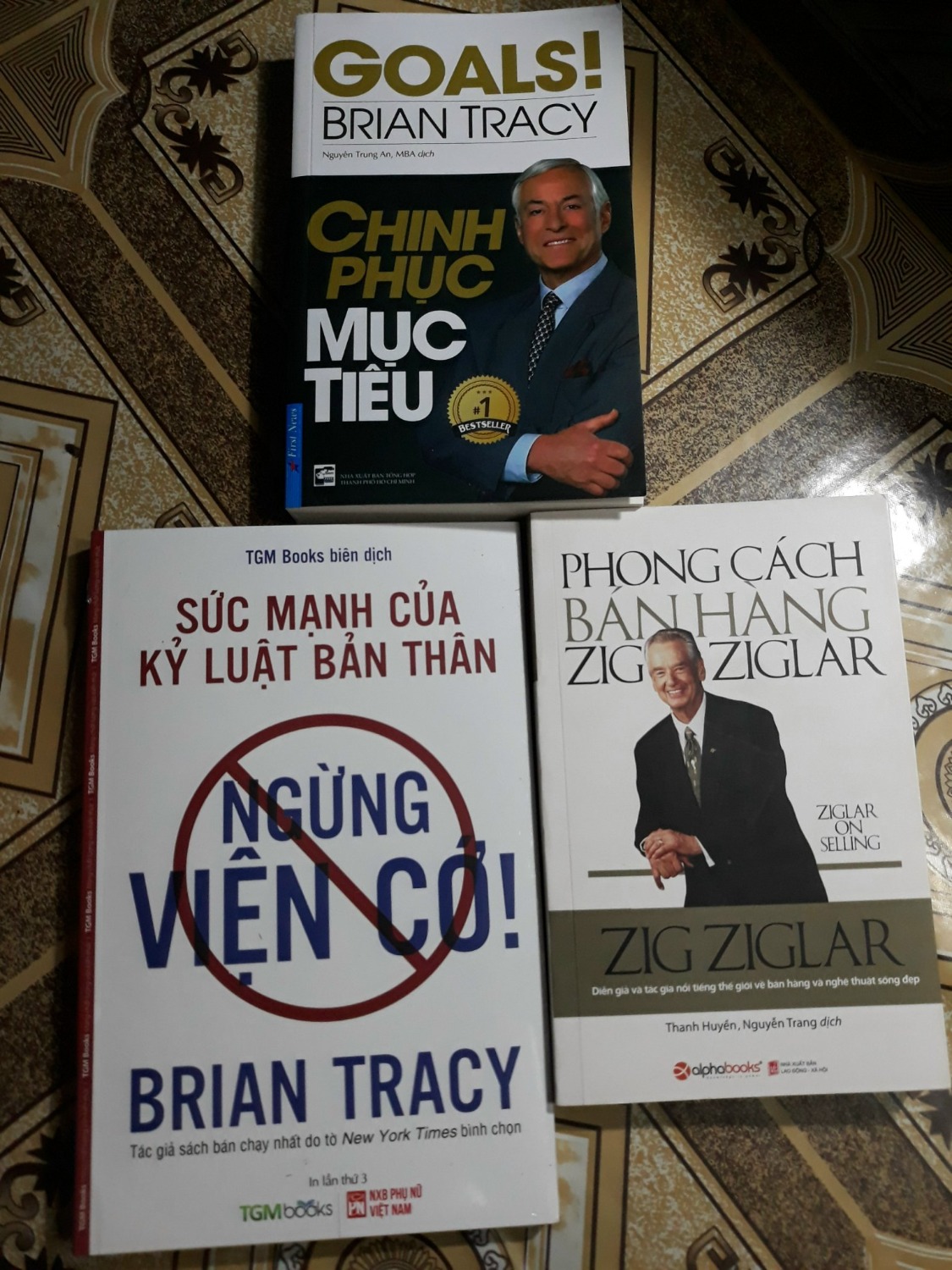 GIẤY BÊN TRONG CHẤT LƯỢNG RẤT KÉM, QUYỂN SÁCH 98.000Đ, cầm nhẹ tênh, không sử dụng được lâu. Mình mua 3 quyển thì quyển này chất lượng giấy kém nhất.