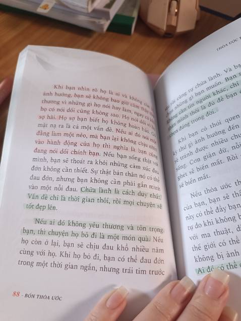 đọc lần 1 thấy hay, đọc lại lần 2 lại nghiệm ra thêm một điều nữa, cứ đọc thêm 1 lần là lại ngẫm ra thêm một điều gì đó. Mỗi khi trống rỗng mình thường ngồi cạnh kệ sách, rồi rút ngay một quyển sách thu hút ánh nhìn của mình nhất, cầm trên tay nguyện " một thông điệp cho mình " rồi lật ngẫu nhiên một trang, đọc những dòng chữ.... và đây là lần thứ bao nhiêu mình nhận thông điệp đúng lúc từ sách này rồi mình cũng không nhớ nữa.
Mình thích nhất là thoả ước thứ 2, một điều mình đã thực hiện vài năm nhưng đôi khi vẫn quên, vậy thì quay về thoả ước thứ 4