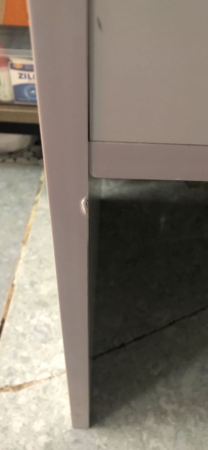 Sản phẩm chất lượng khá kém, rớt gương ra khỏi tấm gỗ, sản sp có nhiều vết trầy móp méo, giao hàng chậm 3 ngày