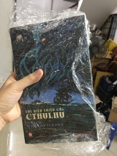 Được bạn giới thiệu, thấy tiki giá mềm nên chốt đơn luôn. Sách đẹp, thơm, bìa dày dặn, không bị lỗi, dập gáy, có postcard tặng kèm khá cứng cáp. Bận quá nên chưa kịp đọc nhưng mẹ mình đã đọc và khen hay. Tiki gói hàng rất cẩn thận, bọc lớp giấy kính bên ngoài (để chống nước). Sẽ tiếp tục ủng hộ Tiki Trading.