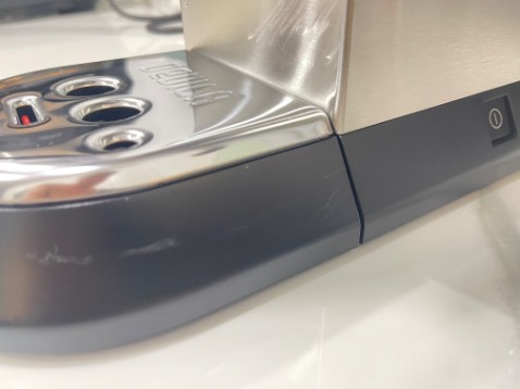 Mở mở máy ra thấy trầy là không vui chút nào. Không biết có phải hàng trưng bày không.