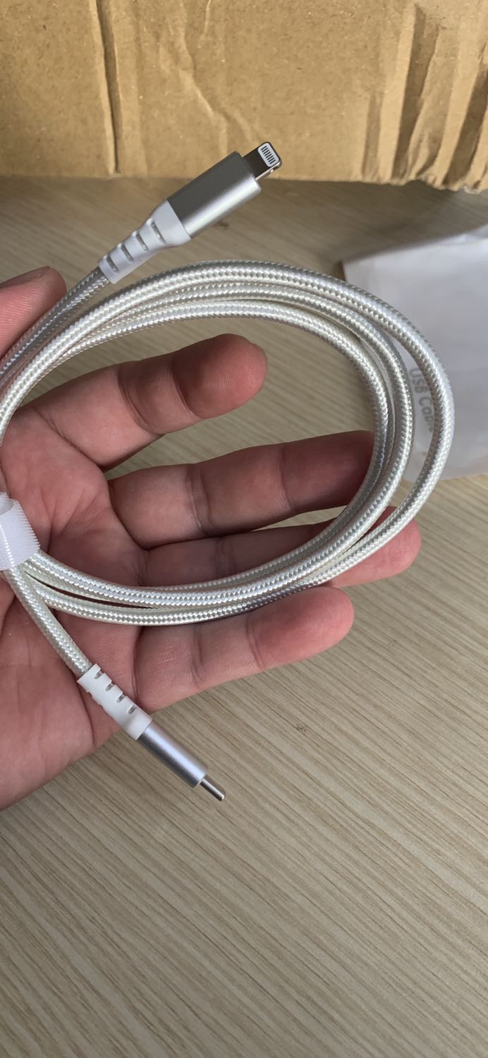 Giao hàng chậm, nội thành trước chỉ 2 ngày giờ 4-5 ngày, hôm qua khi có nhờ mình lùi sang hôm nay mình cũng ok, nhưng mình có dặn giao sớm vâng vâng cũng 3h30 chiều mới giao. Khi giao thì hộp méo có hiện tượng cạy mở, đến cái bóng chống sốc cũng te tua. Chắc do mình hội viên TikiNow nên không được tôn trọng bằng khác?
Sản phẩm mới nhận đầu cáp lòi ra khỏi túi, chất lượng sợi cáp cần kiểm chứng thêm sau 1 khoảng thời gian sử dụng. Nhận định ban đầu cáp bọc dù đẹp, chắc chắn