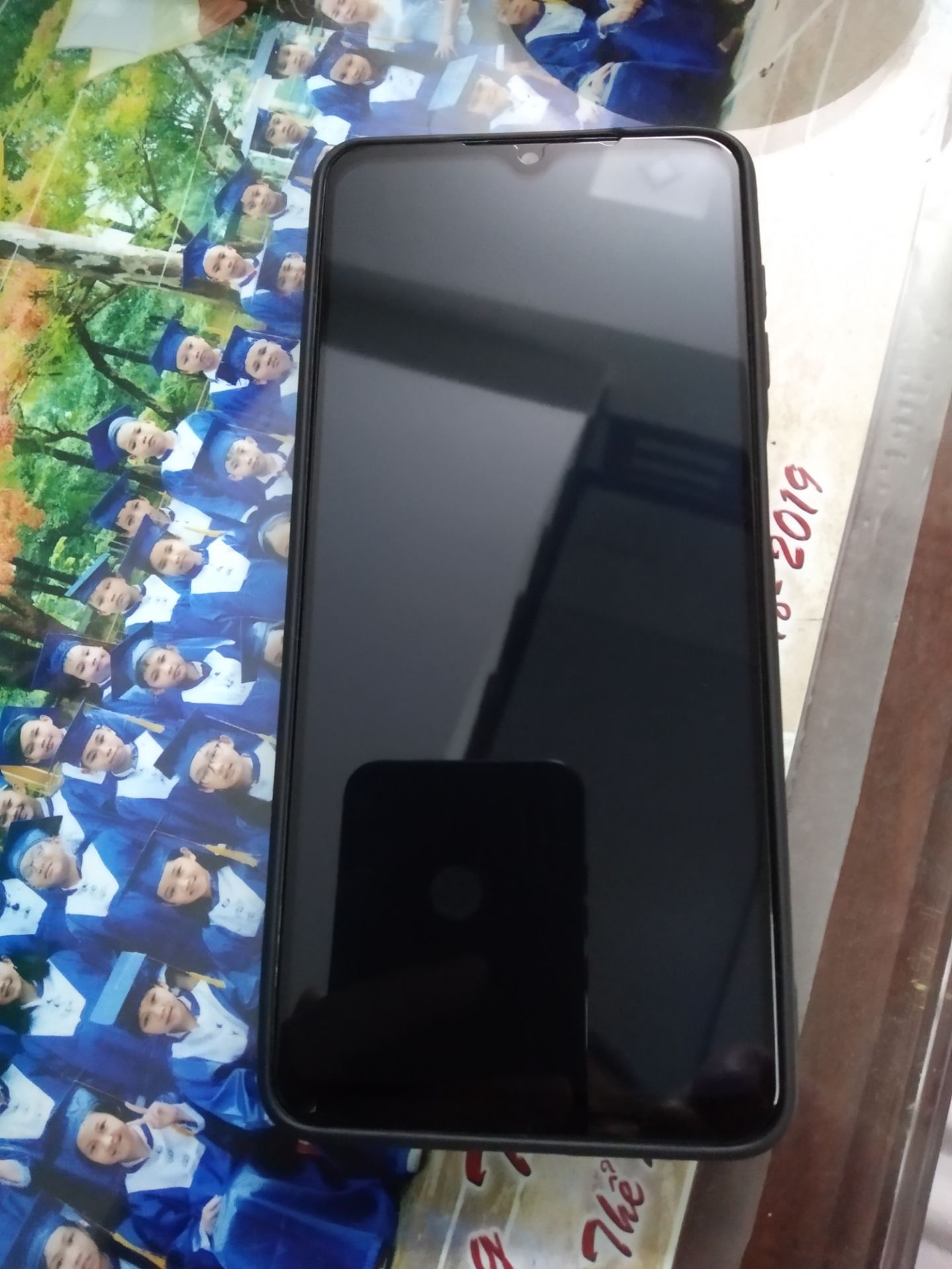 Hơi dài sơ với màn hình máy, gắn ốp vào là trồi miếng dán lên, căn chỉnh mãi mới ổn.