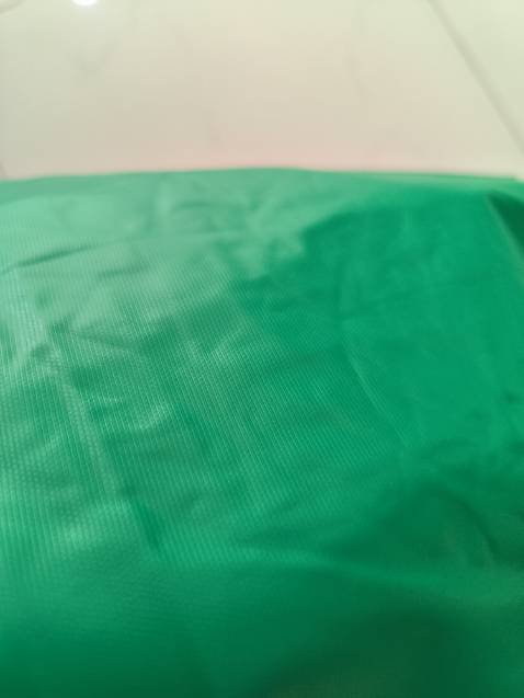 Kiểu giống hình, vải nhựa bóng láng đoán chừng sẽ ít bị bám bẩn. Chưa dùng nên chưa đánh giá đc nhiều