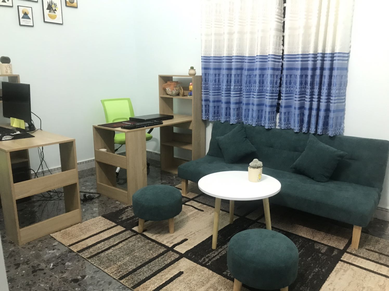 Giao hàng chậm. Không biết do quá trình vận chuyển hay gì mà về ướt hết. Một số chỗ đã bị mốc.
Về tổng thể thì khá đẹp. Phù hợp với giá tiền