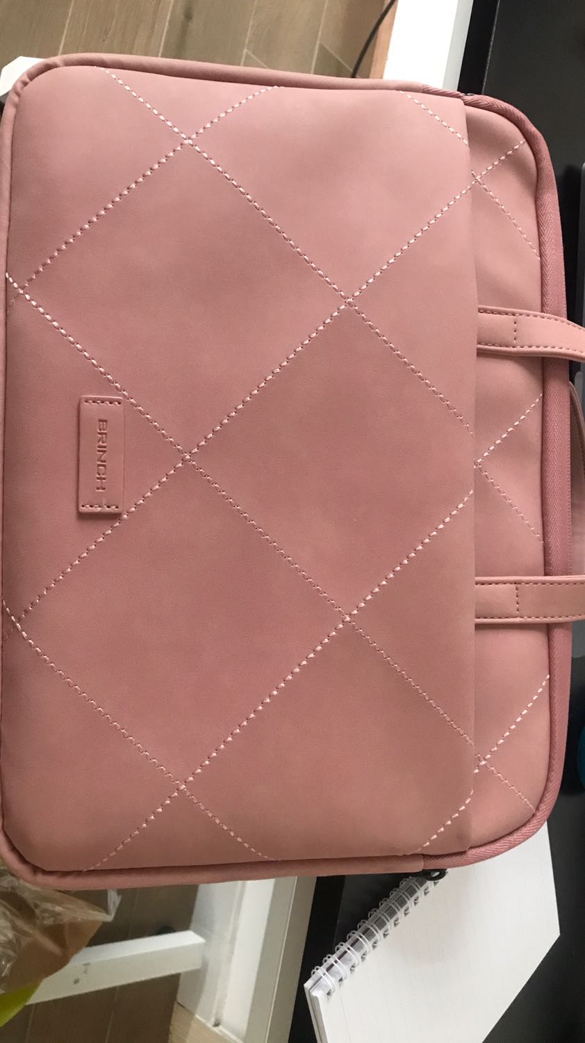 Túi xinh, có thêm ngăn đựng phụ kiện tuy nhiên con gấu trang trí may hơi ẩu, chất liệu giả da lộn hơi khó làm sạch vết bẩn và mùi hơi hắc. Túi xinh, có thêm ngăn đựng phụ kiện tuy nhiên con gấu trang trí may hơi ẩu, chất liệu giả da lộn hơi khó làm sạch vết bẩn và mùi hơi hắc.