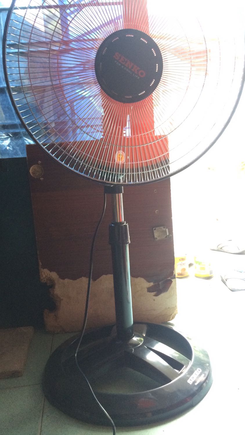 Quạt được giao sớm hơn 1 ngày. Nhân viên giao hàng kiểm tra danh tính người nhận kĩ càng để không nhầm lẫn.
Quạt khá mạnh, kèm thêm tiếng ồn tương ứng. Sau khi mua tôi mới biết người thân cũng xài dòng quạt tương tự, bền tới 4-5 năm rồi. Hi vọng quạt của tôi cũng sẽ xài lâu được như vậy.