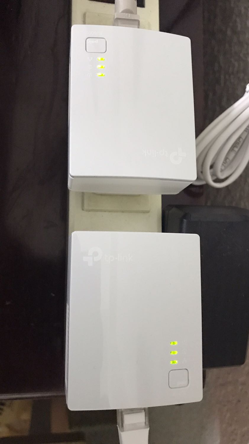 Hàng đúng như hình, đóng gói giao hàng cẩn thận và còn nguyên niêm phong SP.
Tuy nhiên hơi buồn cái là mô tả SP gây nhầm lẫn làm mình tưởng có tích hợp sẵn bộ phát wifi nhưng về *** thì ko có.
Lại phải mua thêm cục phát wifi cắm vào mới dùng dc cho mobile & laptop apple :(