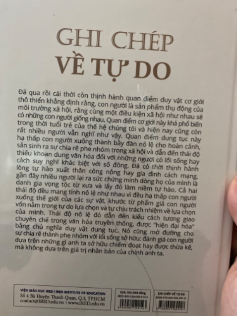 “Lật bàn về khái niệm tự do. Tự do là cái gì đó được nhân loại ngợi ca, giống như điều hạnh phúc và điều thiện, giống như tự nhiên và hiện thực. 
Đây là một từ ngữ là ý nghĩa của nó thật co dãn như miếng xốp có nhiều lỗ trống khiến cho hình như ít có diễn giải nào có thể trụ được”

Một tác phẩm tuyệt vời để được ngụp lặn trong mọi ngóc ngách đẫm suy tư của miếng xốp nhiều lỗ trống này.