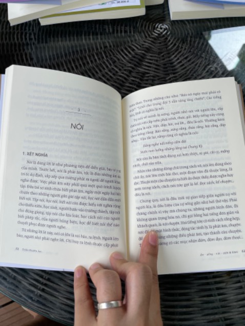 Giao hàng nhanh chóng, đóng gói cẩn thận, sách trong bộ “ Tiếng Việt giàu đẹp “ của NXB trẻ thì quá hay rồi. Dành cho bạn nào yêu thích tiếng việt, bạn yêu viết lách , có kiến thức nền tảng về văn hóa Việt & ngôn ngữ học