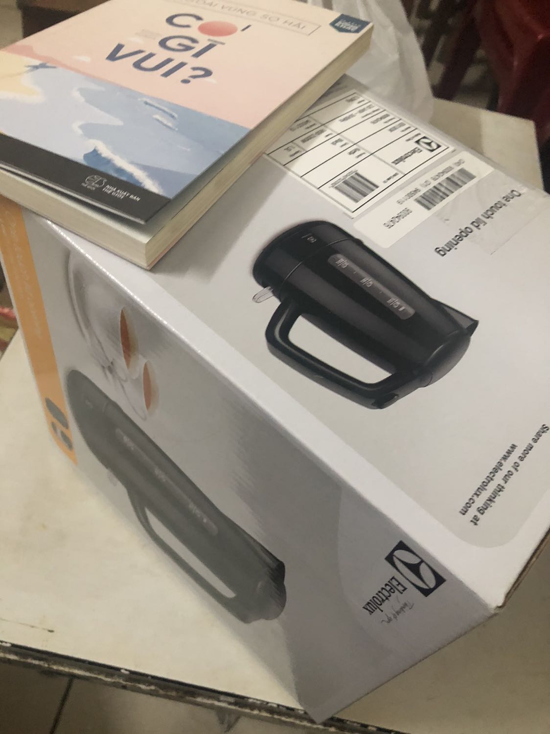 Mới khui hộp , chưa sử dụng , nhìn chung hàng còn nguyen vẹn, tiki đóng gói kỹ.  Điểm trừ ,là hàng có bụi mịn bám quanh ấm, tiki cần lưu ý vệ sinh máy cho khách nhé.
Tuy nhiên hay mua hàng tiki , thì tiki bảo hành và hỗ trợ sau bán hàng rất tốt, vi thế vẫn cho 5 sao.