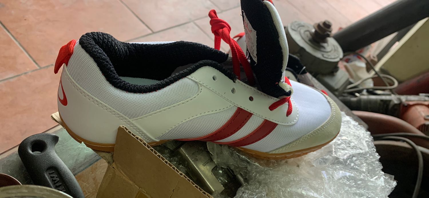 Đặt size 41 mà đeo vào chật hơn 40, đã liên hệ shop mà ko thấy phản hổi, chẳng có nhẽ bỏ...