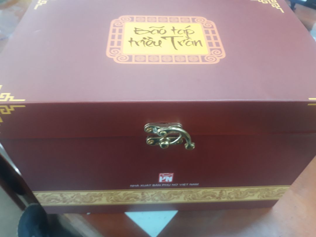 Boxset đẹp mê ly, thiết kế đơn giản nhưng trang nhã, nhìn thật sự thích. Việt Nam ta có nền văn hiến lâu đời nhưng  tiểu thuyết lịch sử Việt Nam thật sự chưa phong phú. Tuy mình có quan tâm tìm hiểu nhưng thật tiếc ngoài các bộ chính sử thì không tìm đâu ra các đầu sách khác. Quanh đi quẩn lại thì mình chỉ biết có Bão táp triều Trần, Tám triều vua Lý (cùng tác giả), thêm một số tác phẩm dựa lịch sử như Đạo mộ, Thượng Dương, Hỏa Dực. Mong các bạn giới thiệu thêm cho mình.