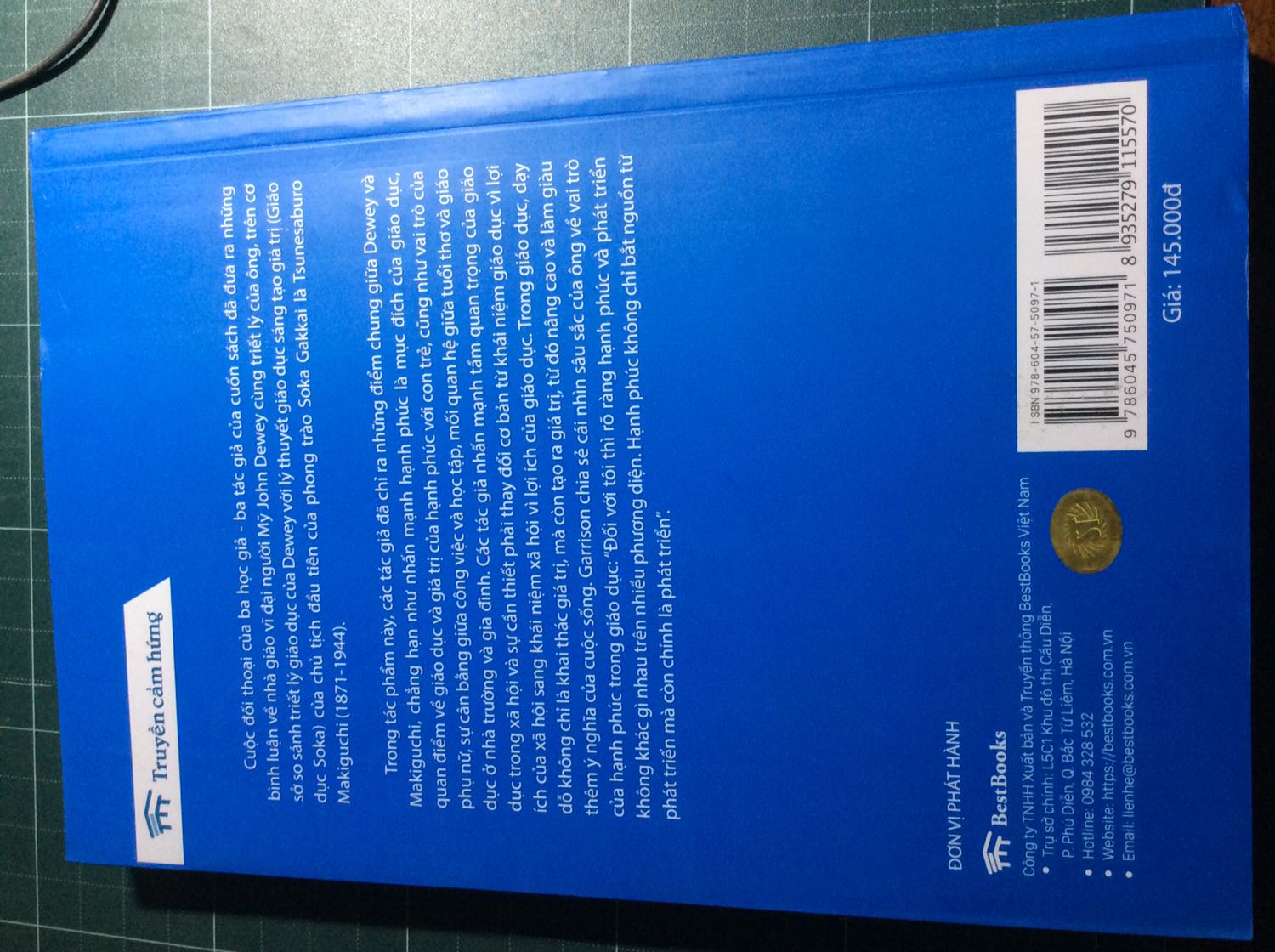 Đơn giản là một quyển sách về cuộc đối thoại giữa 3 con người uyên bác bàn về triết lý giáo dục giao thoa giữa 2 nhà hoạt động giáo dục nổi tiếng hơn chục năm về trước là John Dewey và Tsunesaburo Makiguchi. Họ sống trước chúng ta mấy chục năm nhưng tư tưởng của họ vẫn hiện đại, tiến bộ và cần thiết hơn bao giờ hết (hơi bị hay). (Nhân tiện 3 người họ khen nhau và cũng khách sáo rất nhiều :v đó là thứ để lại ấn tượng cho mình, dù sao thì 3 người họ đều làm trong ngành giáo dục). Cuốn sách này không đề quá nhiều về công nghệ và Internet (điều mà mình thấy rất cần được nói đến trong TK 21), chỉ được đề cập qua loa qua lời nói của 1 người nhưng cũng khá tiêu cực “không nên phí thời gian vào game” (dù sao bản gốc cũng ra đời vào 2010). Tiki giao nhanh, tình trạng sản phẩm tốt, thế thôi.