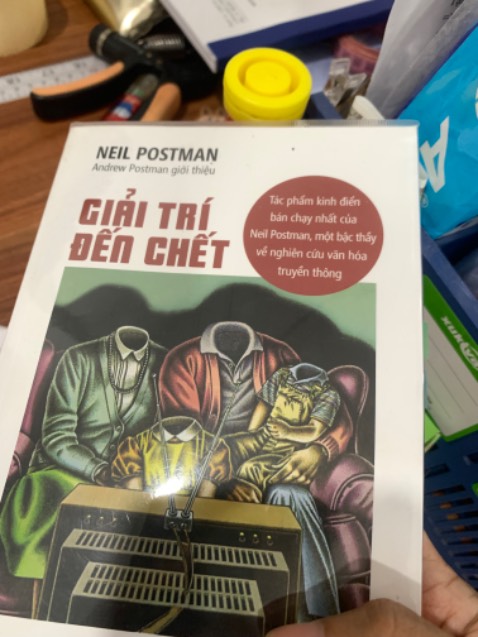 Sách được xuất bản lần đầu 1985, giờ đã trải qua 30 năm. Nên xã hội thay đổi rất nhiều về cách giải trí truyền hình.
Ý chính tác giả muốn nói đến là tác hại của truyền hình ngày đó là tivi, ví dụ thực tại dể hiểu hơn là mxh như facebook, tiktok....  điểm chính mình hiểu như vậy. 
Mình đọc được 1/2 không đọc được nữa. Nội dung rời rạc, mình thấy không cuốn hút.
Bạn nào định mua thì mình tặng quyển này của mình để lại. O358823O95