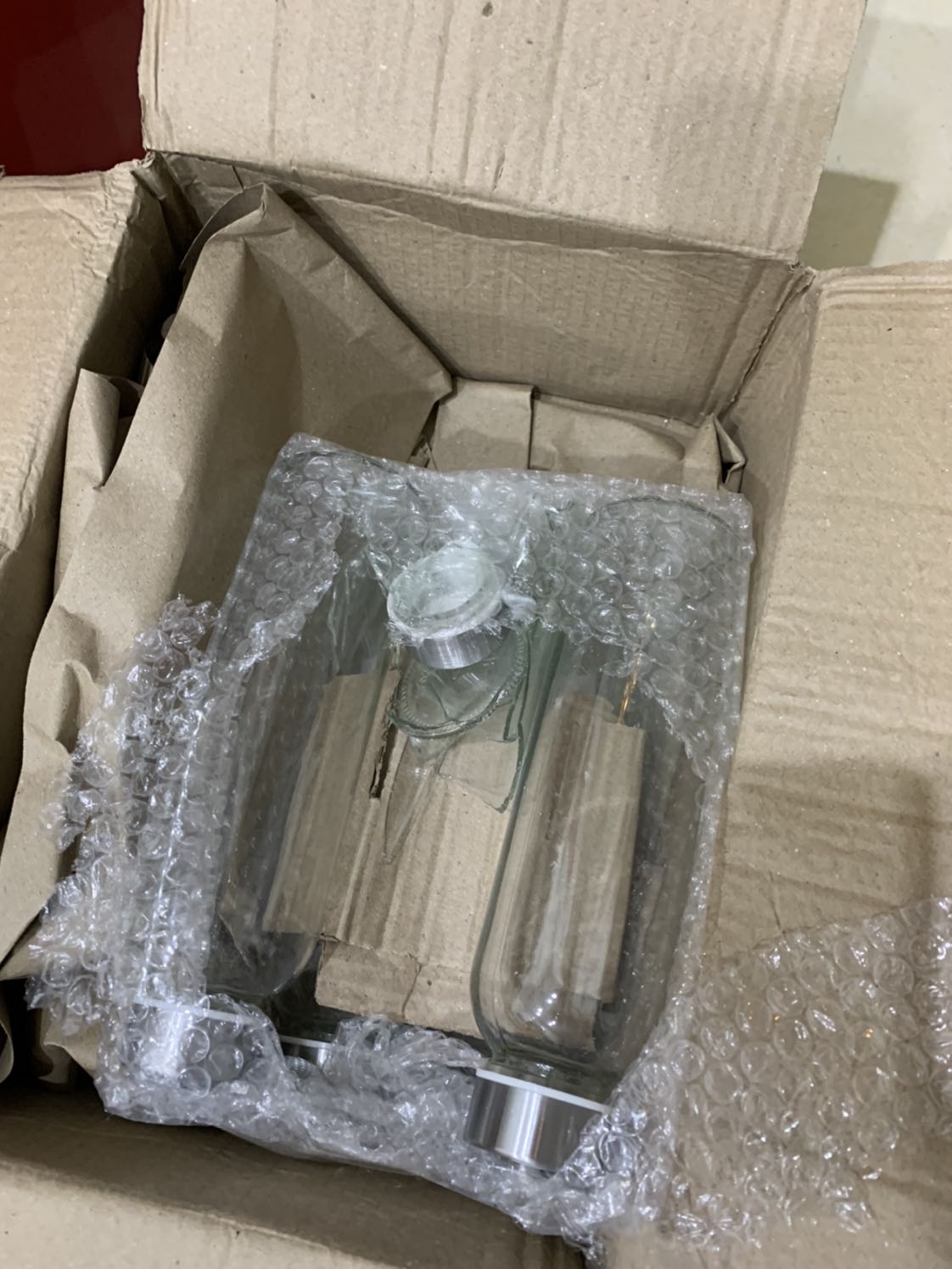 Bình thuỷ tinh dễ vỡ mà đóng gói hết sức cẩu thả, khi mở thùng ra thì 1 bình đã bị bể nát. Tiki có đền bù cho việc này không ?

Về chất lượng bình: có 1 bình hơi lỗi phần thuỷ tinh và 2 nắp bị móp.